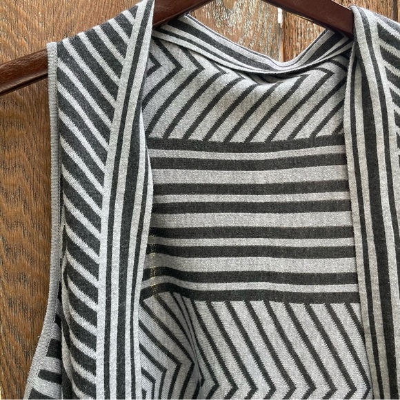 ENERGE Women’s Striped Gray Sleeveless Sweater Vest Open Front One Size - Picture 4 of 10